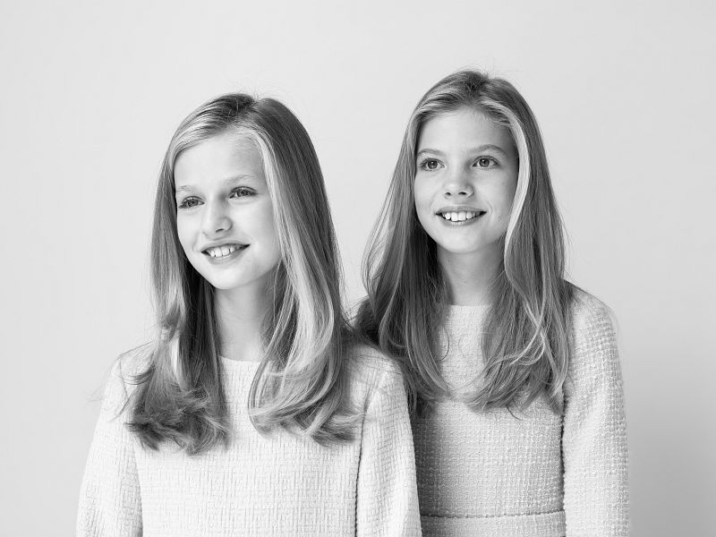 En un retrato en blanco y negro, las dos hermanas posan juntas.