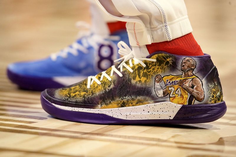 En este plano detalle, el jugador Pascal Siakamm del Equipo Giannis, viste unas zapatillas con un dibujo en honor a Kobe Bryant.