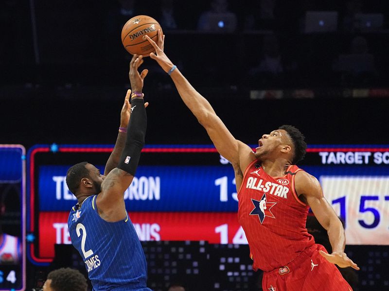 Giannis Antetokounmpo bloquea un tiro de LeBron James en el tercer tiempo del partido de las estrellas.