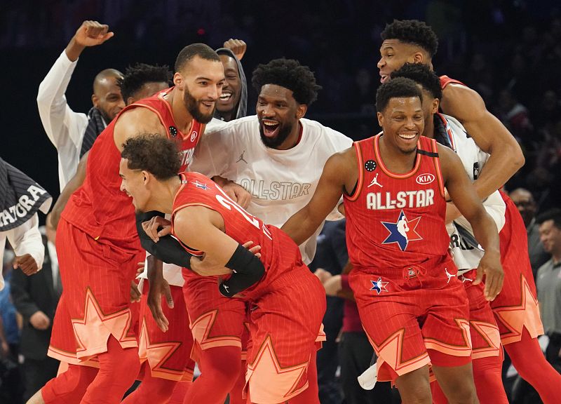 El Equipo Giannis celebra con sus compañeros un lanzamiento.