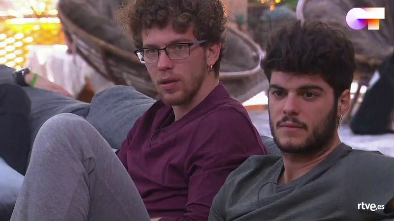 Jesús y Rafa viendo la tórrida primera escena de 'Drama'