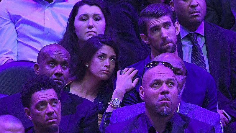 Michael Phelps y Nicole Johnson durante el memorial de Bryant