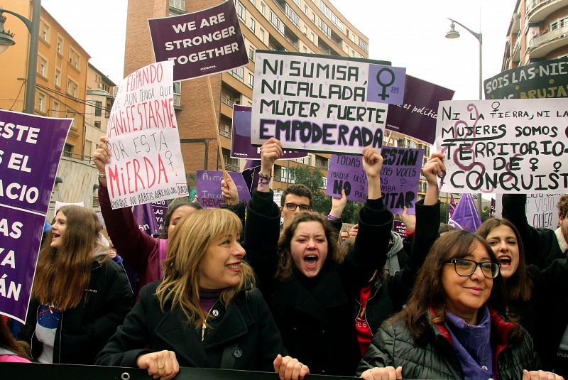 Vista de la manifestación con motivo del Día Internacional de la Mujer en Ponferrada este domingo.