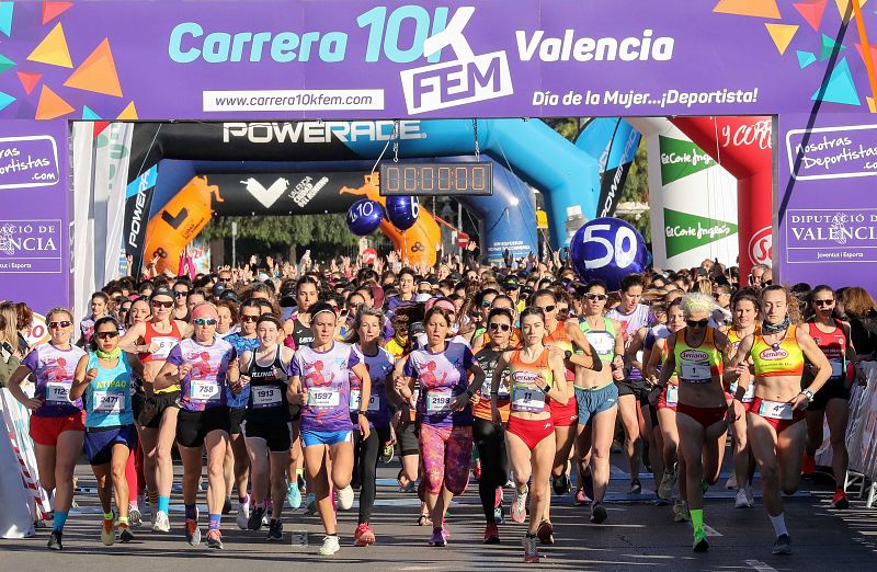 La ciudad de Valencia ha acogido este domingo la sexta edición de la carrera 10kFem, en la que han participado alrededor de 2.500 corredoras.