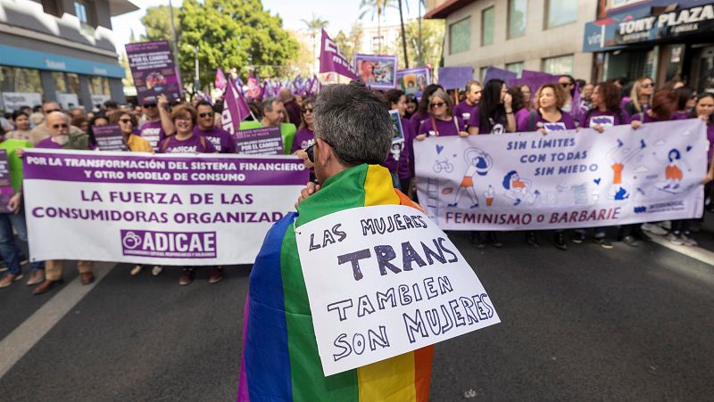 Participantes en la manifestación celebrada este domingo en Murcia en conmemoración del Dia Internacional de la Mujer.