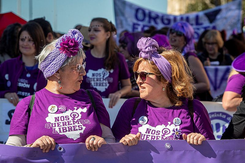 Participantes en la manifestación celebrada este domingo en Cádiz en conmemoración del Día Internacional de la Mujer.