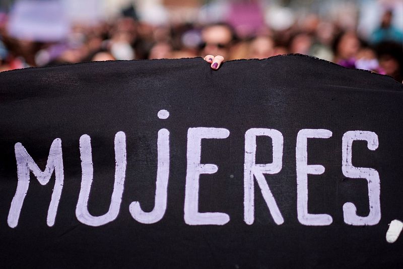Asistentes a la manifestación de Las Palmas de Gran Canaria muestran una pancarta de apoyo a las mujeres.