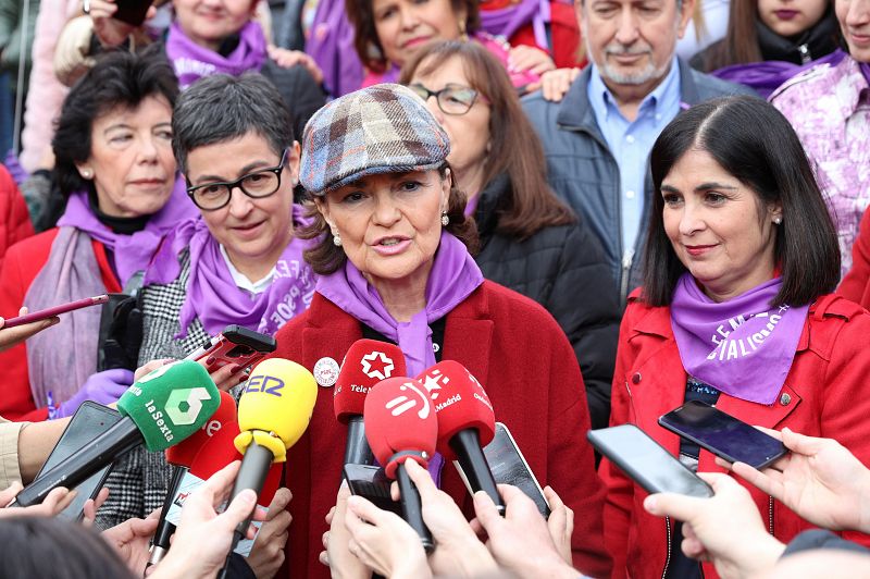 La vicepresidenta primera, Carmen Calvo, y las ministras Arancha González Laya y Carolina Darias, al inicio de la manifestación convocada en Madrid.