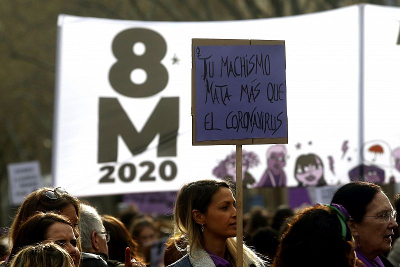 Miles de personas se manifiestan en Barcelona, convocadas por los colectivos feministas, bajo el lema de "Juntas y diversas por una vida digna".