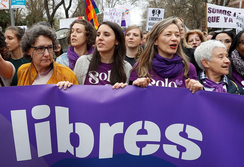 La ministra de Igualdad, Irene Montero, y la delegada del Gobierno contra la Violencia de Género, Victoria Rosell, en la manifestación de este domingo en Madrid.