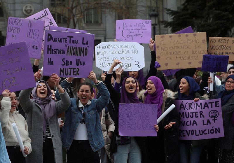 Varias mujeres muestran carteles durante la manifestación del 8M en Madrid.