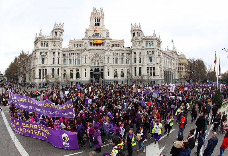 Manifestación por el Día de la Mujer a su paso por el Ayuntamiento