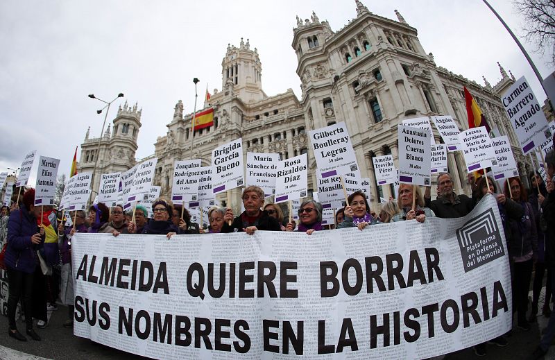 La Plataforma en Defensa del Memorial de la Almudena, ante la sede del Ayuntamiento, enseña nombres y fotos de mujeres cuyos nombres se borraron del monumento a las víctimas del franquismo del cementerio