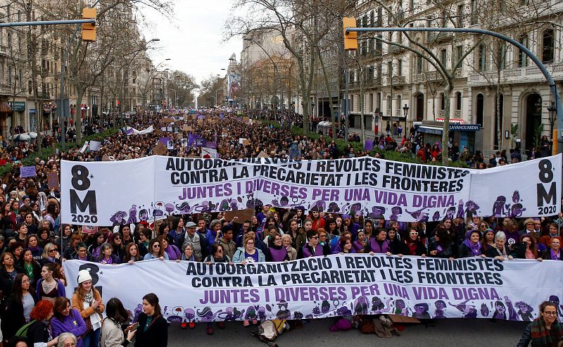 Miles de personas se manifiestan en Barcelona convocadas por los colectivos feministas, bajo el lema de "Juntas y diversas por una vida digna"