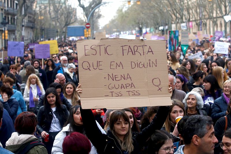 Miles de personas se manifiestan en Barcelona convocadas por los colectivos feministas, bajo el lema de "Juntas y diversas por una vida digna"