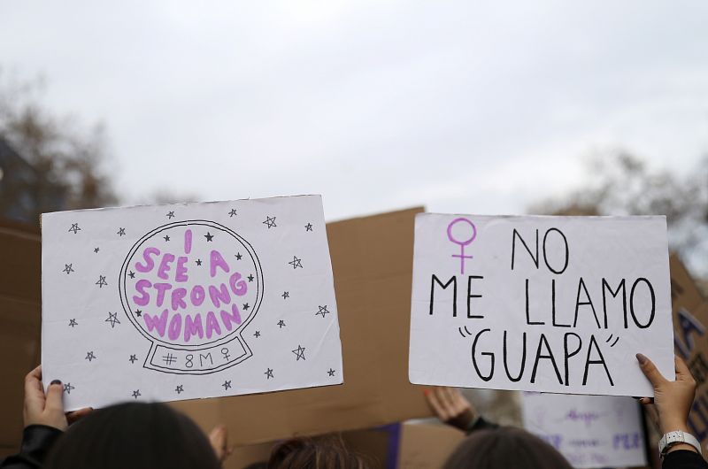 Un grupo de mujeres muestra pancartas con lemas contra el machismo en la manifestación de Barcelona.