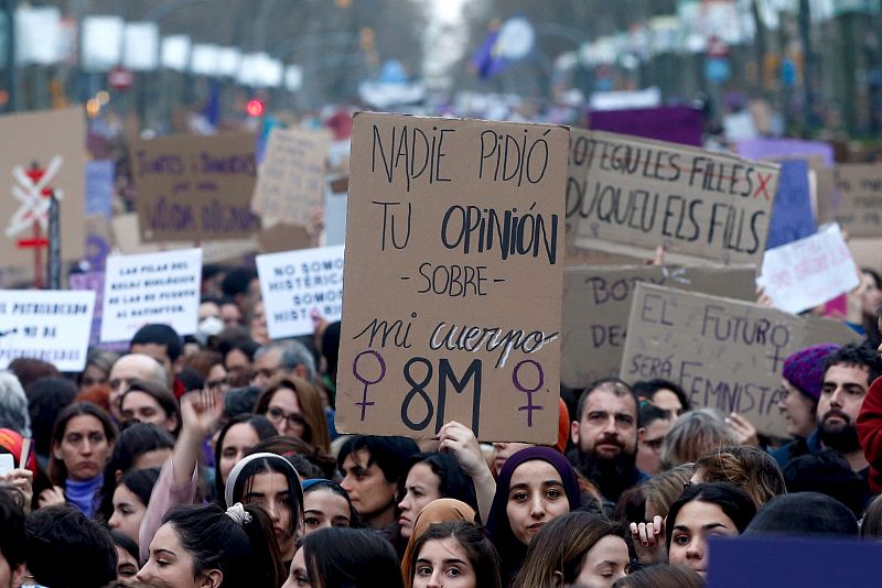 Miles de personas se han manifestado en Barcelona convocadas por los colectivos feministas, bajo el lema de "Juntas y diversas por una vida digna".