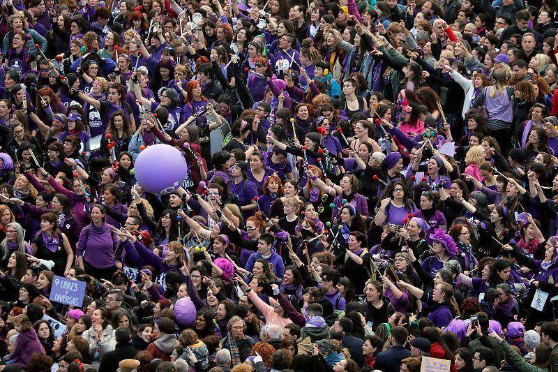 Manifestantes del 8M muestran pancartas y globos en la marcha de Madrid.