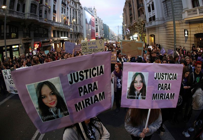 Amigas de Miriam, una joven asesinada en Meco el año pasado, reivindican en la marcha de Madrid la no resolución del caso.