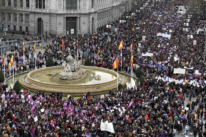 La manifestación del 8M en Madrid a su paso por la plaza de la Cibeles.