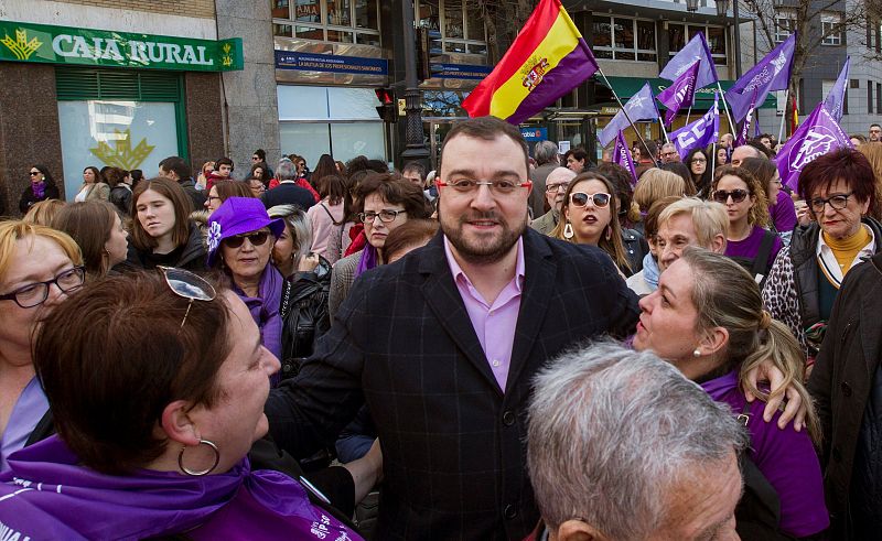 El presidente asturiano, Adrián Barbón, en las calles del centro de Oviedo, celebrando el Día Internacional de la Mujer, en una multitudinaria manifestación para reivindicar una igualdad efectiva entre hombres y mujeres