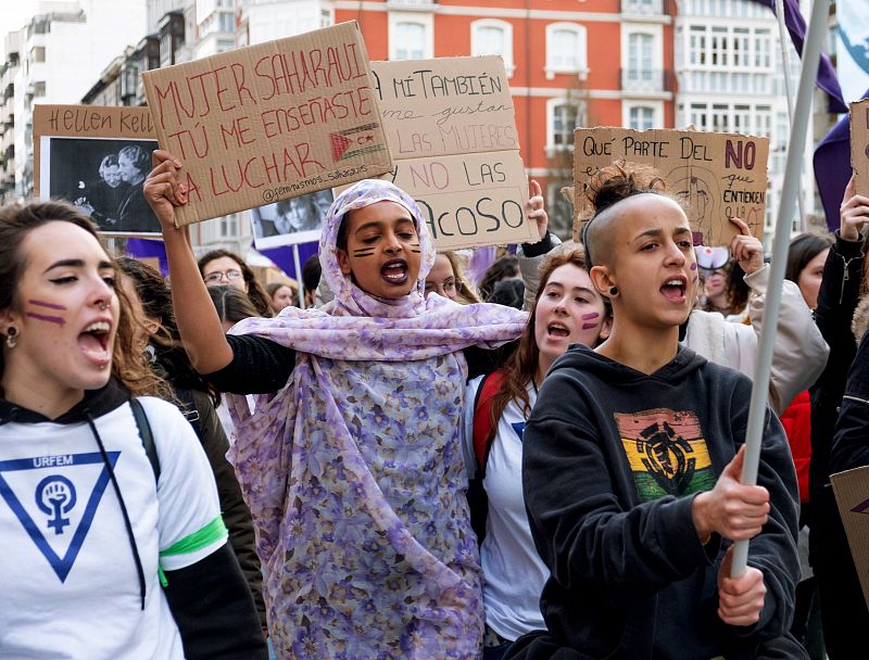 Más de 5.000 personas, según fuentes policiales, han participado en la manifestación del Día de la Mujer en Logroño, con diferentes pancartas pero una misma reivindicación, la igualdad y más derechos para la mujer