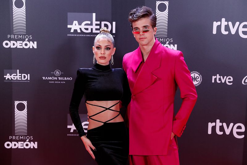 Jessica Goicoechea y River Viiperi posando juntos el pasado 20 de enero en los premios Odeón de la música.