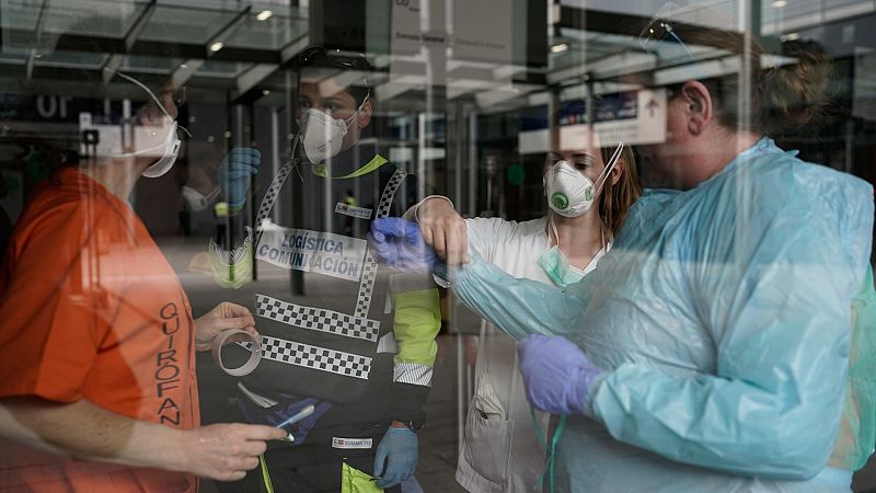 Sanitarios preparándose para atender a pacientes on coronavirus en el hospital improvisado en el centro de convecciones y exposiciones de Madrid.