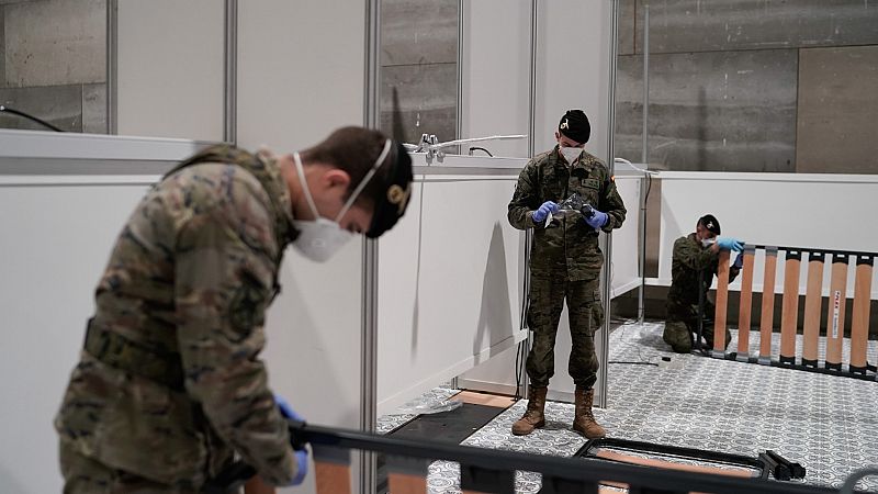 Militares instalan camas para colocarlas en el hospital de campaña donde cada día recibe a 350 pacientes con coronavirus.