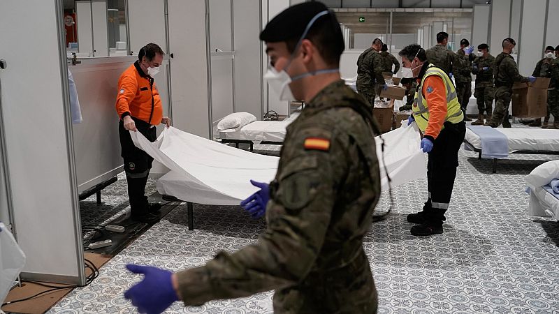 Personal sanitario junto a miembros del Ejército en el complejo improvisado por el colapso sanitario en la Comunidad de Madrid.