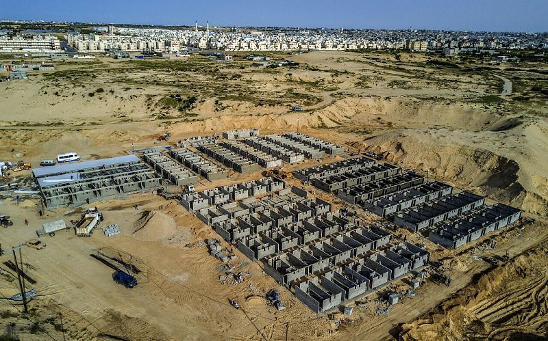 Vista aérea del sitio de construcción de un hospital de campaña para alojar pacientes con coronavirus en Rafah, en el sur de la Franja de Gaza.