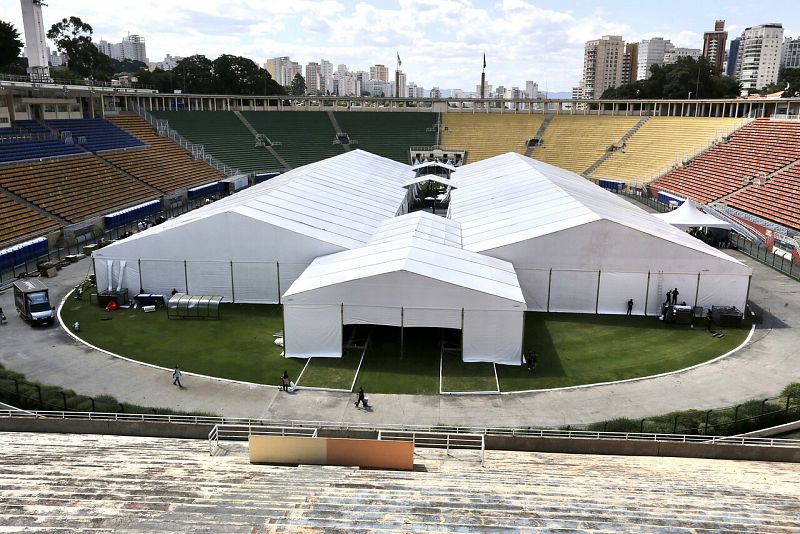 Hospital de campaña con 200 camas para atender a pacientes infectados con coronavirus COVID-19, instalado en el estadio Pacaembu en Sao Paulo, en Brasil.