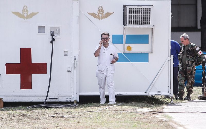 Personal médico de las Fuerzas Armadas trabajan en la construcción de un hospital de campaña en la periferia de Buenos Aires, en Argentina.