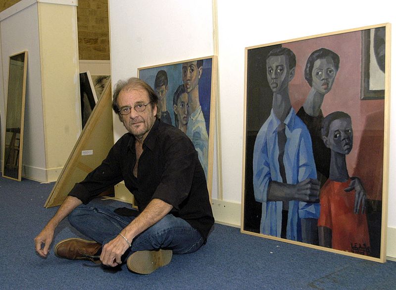  El artista delante de algunos cuadros que pintó en su juventud u exposición "Aute Transito 1951-2001"