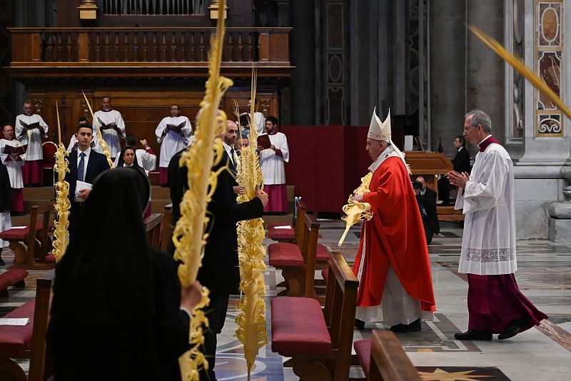 El papa Francisco celebra a puerta cerrada la misa del Domingo de Ramos en el interior de la basílica de San Pedro.