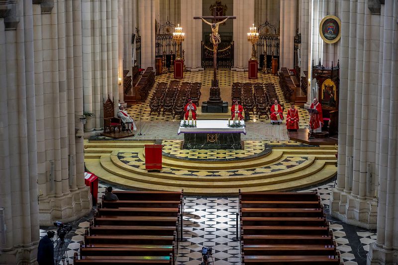 El arzobispo de Madrid Carlos Osoro preside la celebración de la misa del Domingo de Ramos en la Catedral de la Almudena.