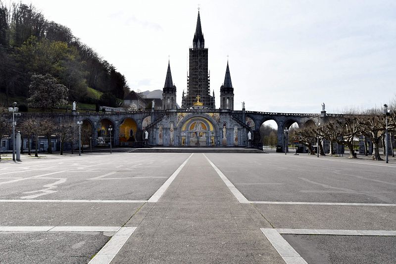 Imagen de este Domingo de Ramos en un desierto Santuario de Lourdes, en el sur de Francia, cerrado por la pandemia.