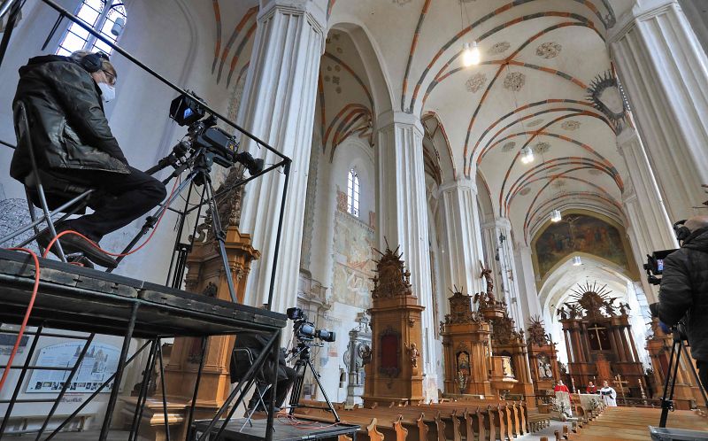 Una cámara filma una misa online en la ciudad lituana de Vilnius este Domingo de Ramos.