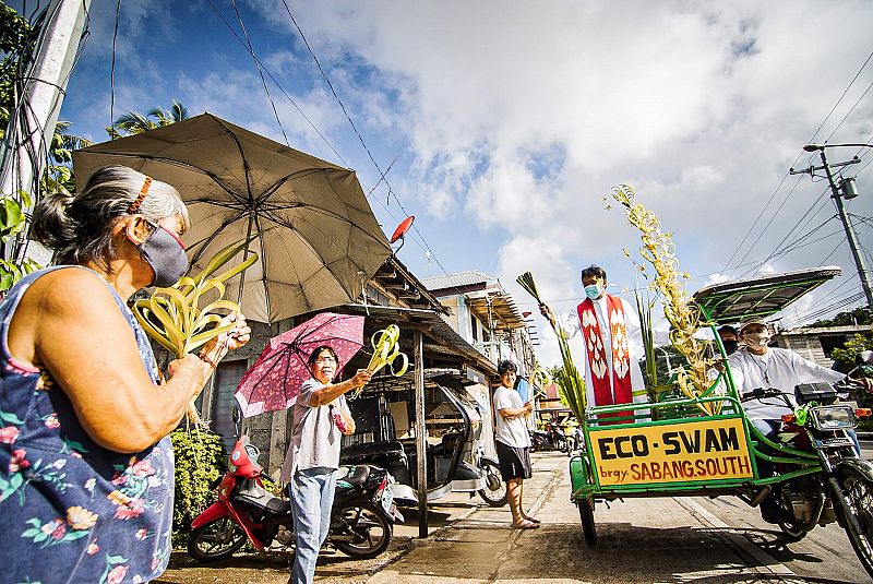 Pese a las recomendaciones de las autoridades filipinas, algunos fieles católicos han salido a las calles para celebrar el Domingo de Ramos.