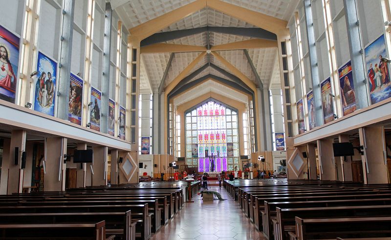 Una vista general muestra una iglesia vacía en la capital de Kenia, Nairobi.