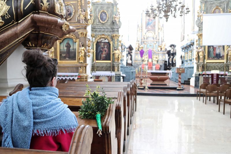 Una mujer participa en la misa en una iglesia prácticamente vacía en Lowicz, Polonia.