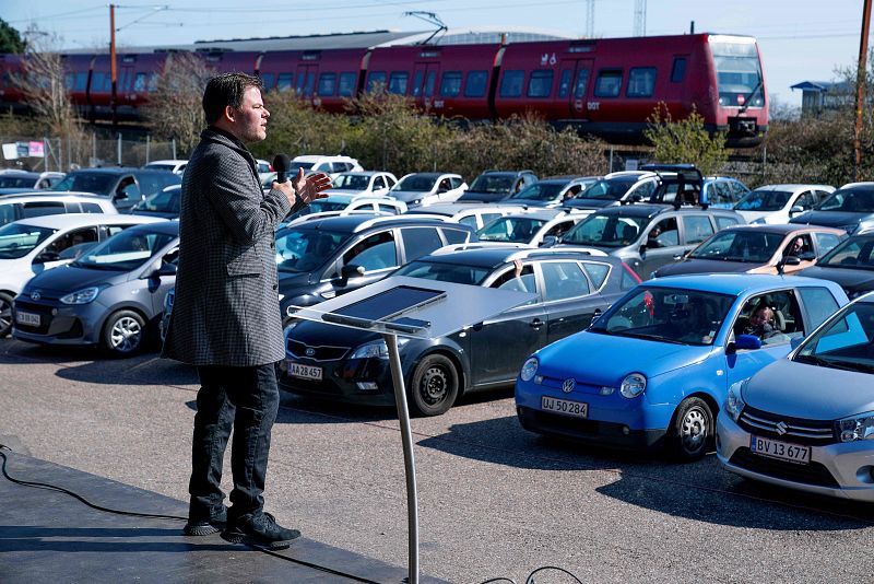 Un pastor pronuncia un sermón a un grupo de fieles que sigue la homilía en el interior de sus coches en Copenhague, Dinamarca.