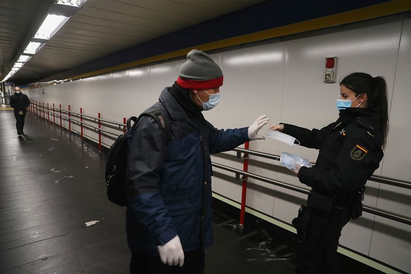 Interior comienza el reparto de 10 millones de mascarillas en el transporte público.