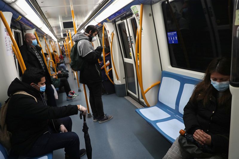 Pasajeros mantienen la distancia social mientras se desplazan en transporte público.