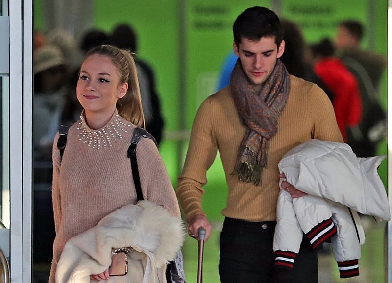 Ester Expósito y Álvaro Rico en el aeropuerto de Madrid en diciembre de 2018.