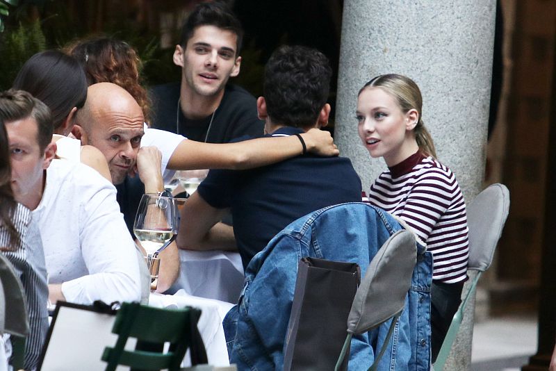 Actores y amigos: Ester Expósito, María Pedraza, Álvaro Rico y Jaime Lorente en un restaurante en Milán.