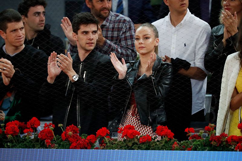 La actriz Ester Expósito con Álvaro Rico, viendo juntos uno de los partidos del Masters Series de Madrid 2019.