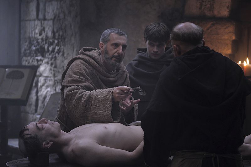 Guillermo y Adson examinan el cadáver