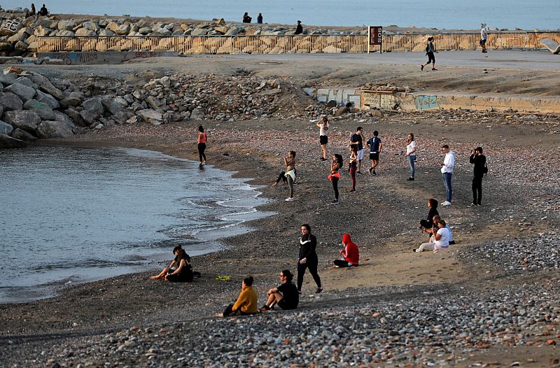 La gente hace ejercicio y se relaja en la playa de la Barceloneta por primera vez desde que se anunció el estado de alarma.