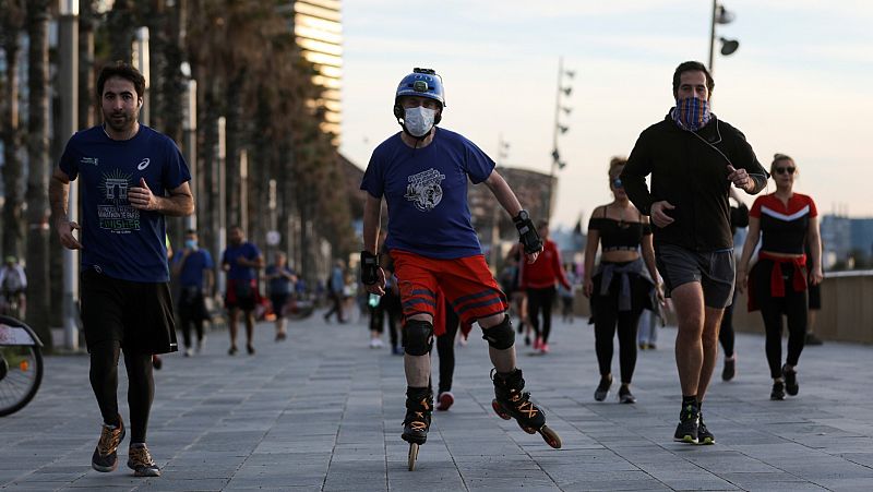 Un grupo de patinadores en el paseo de la playa de la Barceloneta por primera vez desde que se anuncio el confinamiento.